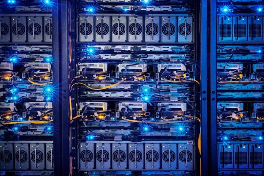 Стойки центра обработки и хранения данных, фото theverge.com Стойки центра обработки и хранения данных, фото theverge.com