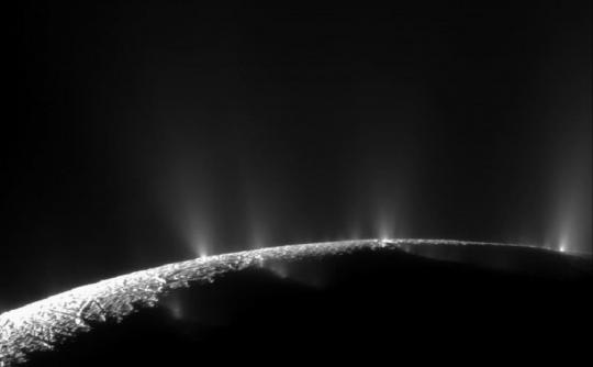 На фото: шлейфы вблизи южного полюса на Энцеладе. Источник: NASA. На фото: шлейфы вблизи южного полюса на Энцеладе. Источник: NASA.
